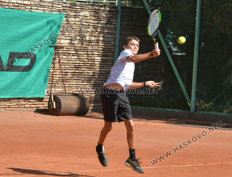 48 тенисисти спорят за трофея в Държавен турнир в Хасково