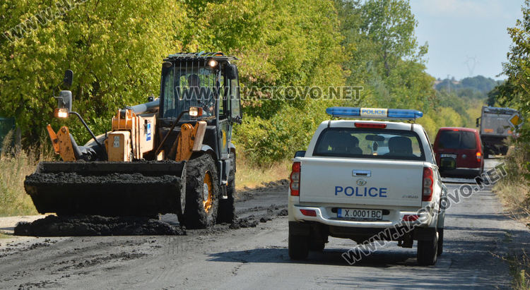 Глобяват с 1000 лв. шофьор, разсипал органични нечистотии по шосето край Хасково