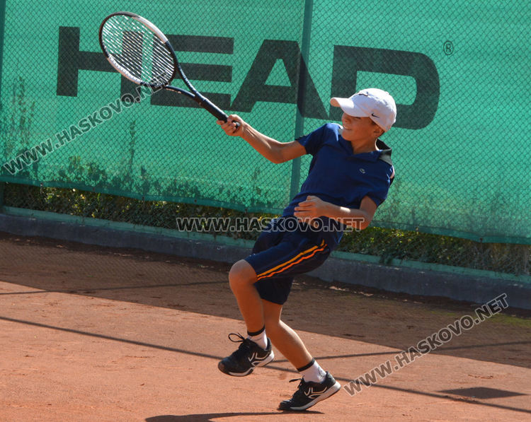 48 тенисисти спорят за трофея в Държавен турнир в Хасково