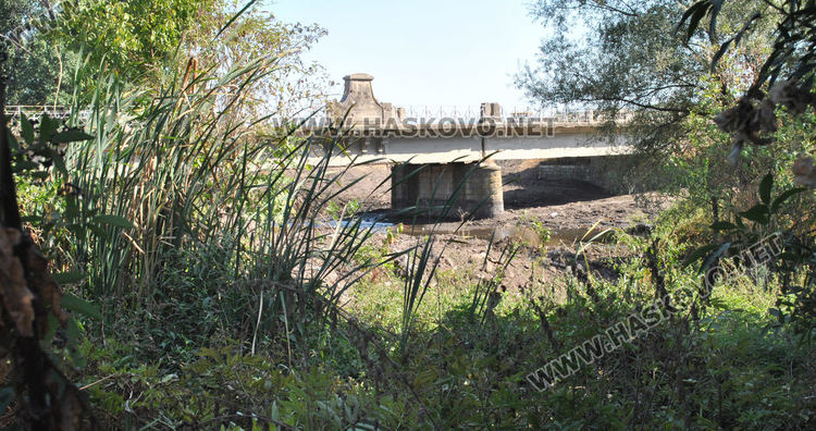 Почистиха пространството около моста над реката в Малево