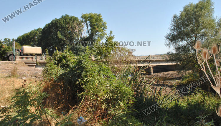 Почистиха пространството около моста над реката в Малево