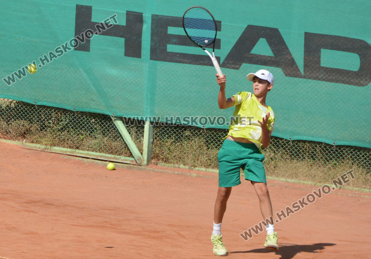 48 тенисисти спорят за трофея в Държавен турнир в Хасково