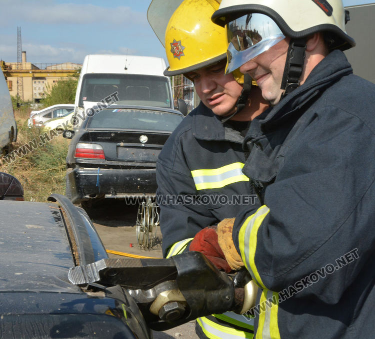 Демонстрираха вадене на пострадал човек от катастрофирала кола