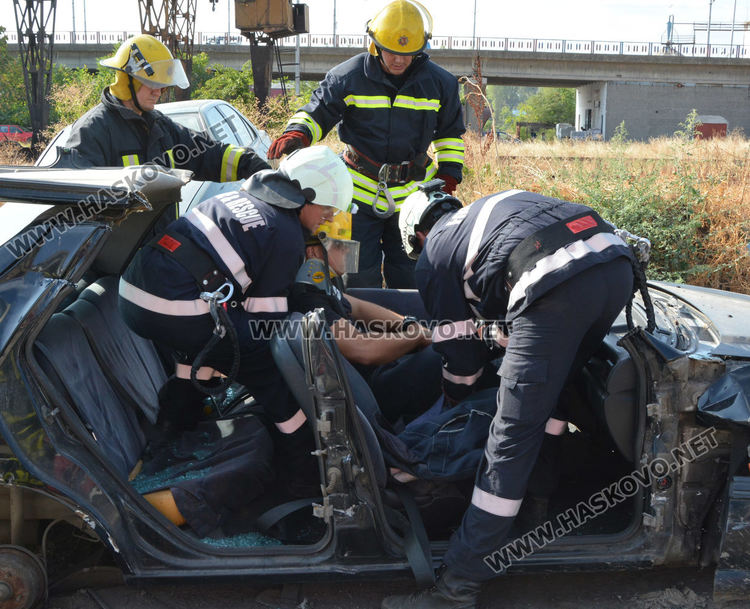 Демонстрираха вадене на пострадал човек от катастрофирала кола