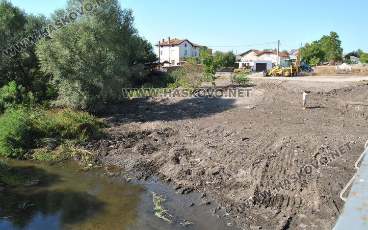 Почистиха пространството около моста над реката в Малево