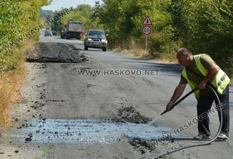Глобяват с 1000 лв. шофьор, разсипал органични нечистотии по шосето край Хасково