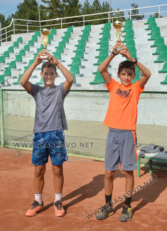 Наградиха победителите на двойки в Държавния турнир по тенис в Хасково