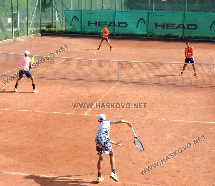 Наградиха победителите на двойки в Държавния турнир по тенис в Хасково