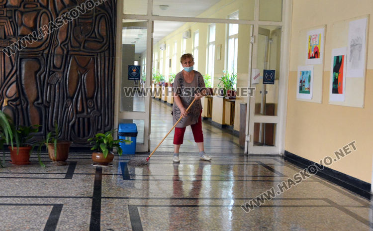 Шестокласници в училище „Л.Каравелов“ преминават на онлайн обучение заради болен от коронавирус