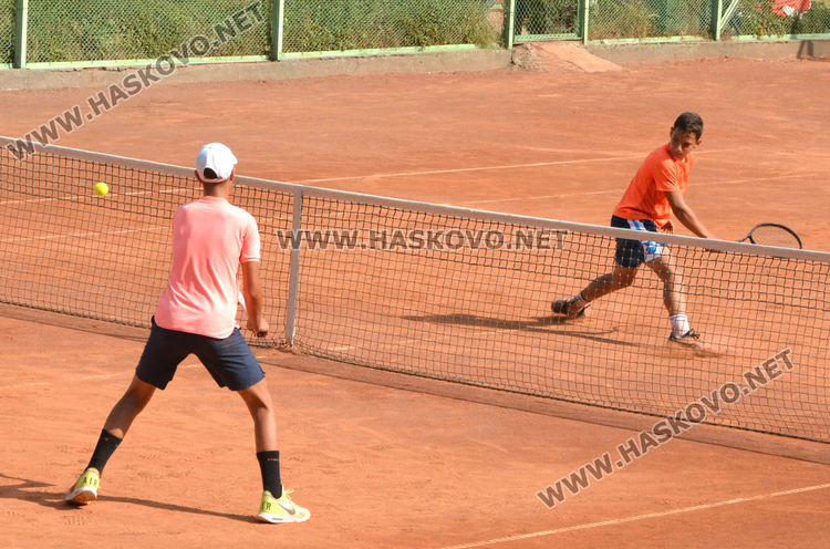 Наградиха победителите на двойки в Държавния турнир по тенис в Хасково
