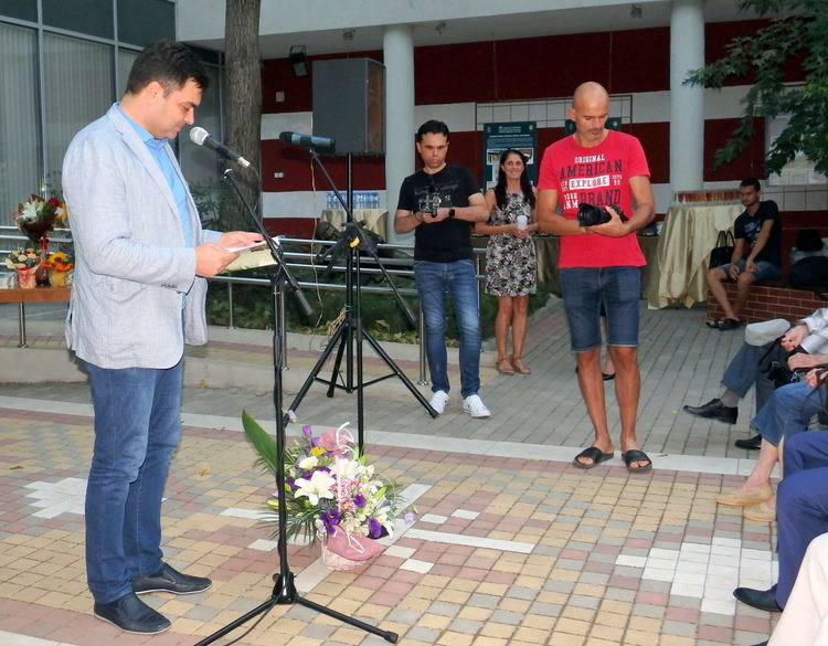 Увековечиха 52-ма почетни граждани на Димитровград в печатно издание