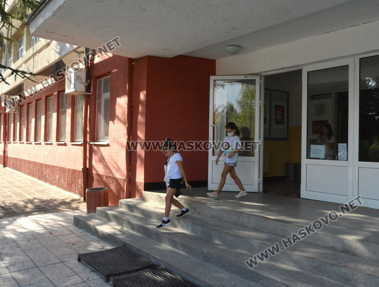 Шестокласници в училище „Л.Каравелов“ преминават на онлайн обучение заради болен от коронавирус