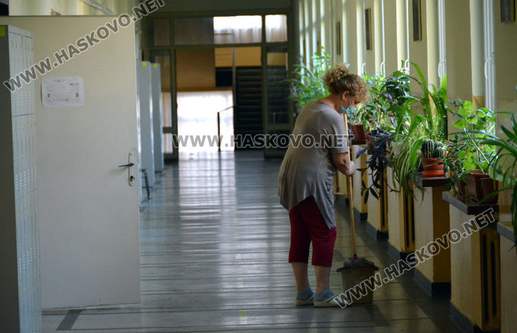 Шестокласници в училище „Л.Каравелов“ преминават на онлайн обучение заради болен от коронавирус