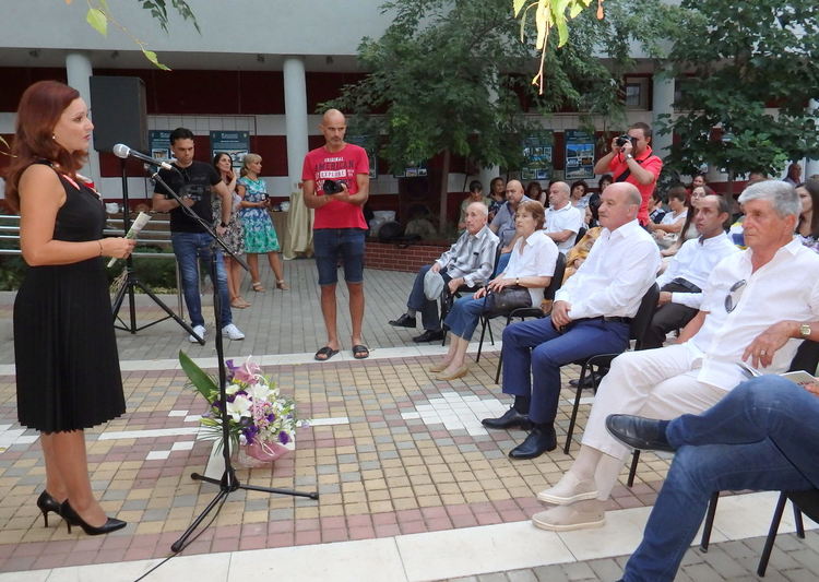 Увековечиха 52-ма почетни граждани на Димитровград в печатно издание