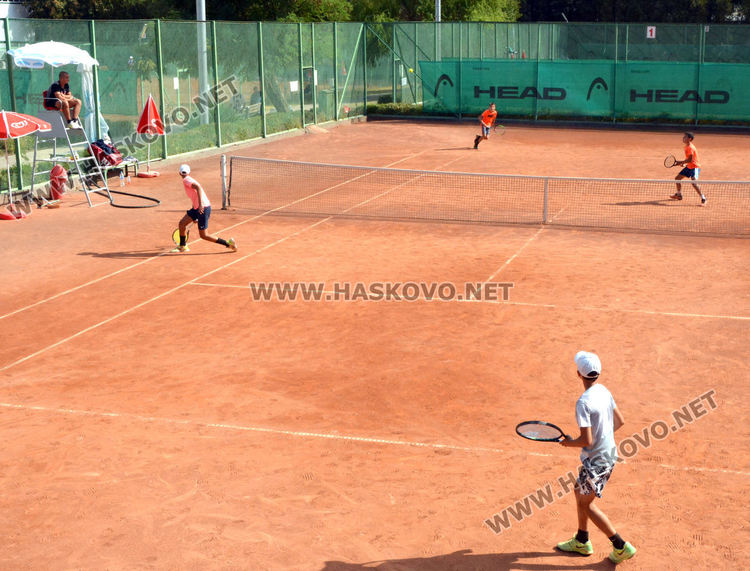 Наградиха победителите на двойки в Държавния турнир по тенис в Хасково