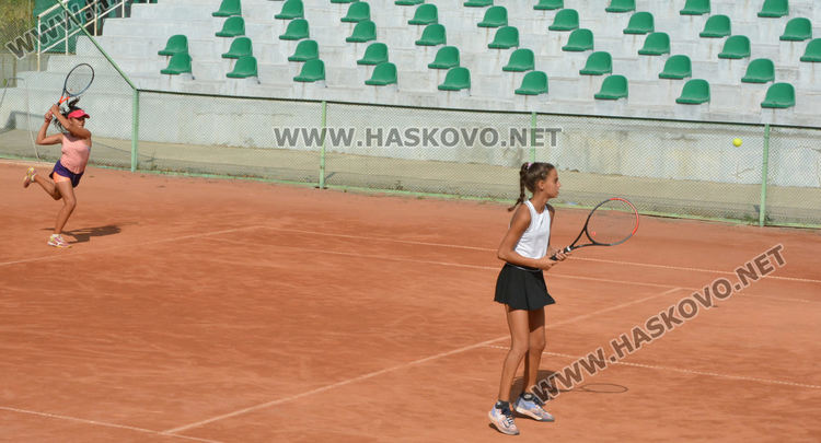 Наградиха победителите на двойки в Държавния турнир по тенис в Хасково