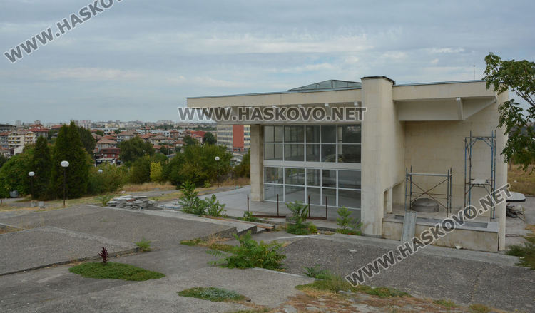 С 11 дка разширяват Македонските гробища, завърши ремонтът на траурната зала