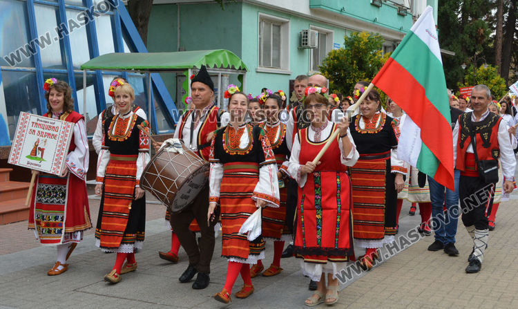 650 танцьори във фестивала "Хайдушка софра" в Хасково (видео)