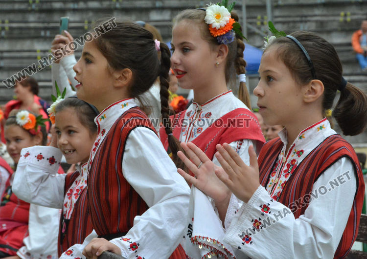 650 танцьори във фестивала "Хайдушка софра" в Хасково (видео)