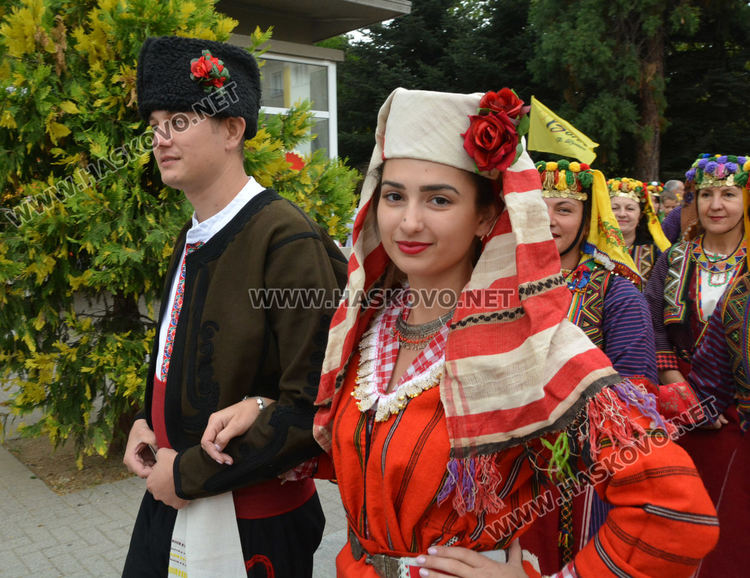 650 танцьори във фестивала "Хайдушка софра" в Хасково (видео)