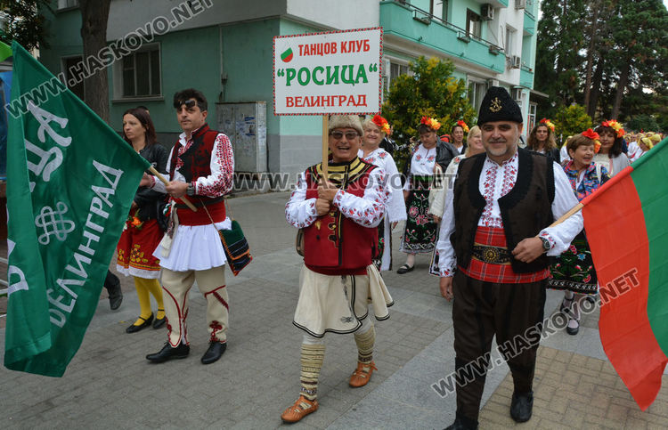 650 танцьори във фестивала "Хайдушка софра" в Хасково (видео)