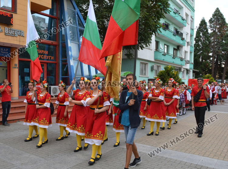 650 танцьори във фестивала "Хайдушка софра" в Хасково (видео)