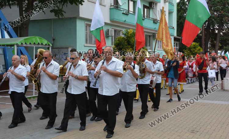 650 танцьори във фестивала "Хайдушка софра" в Хасково (видео)