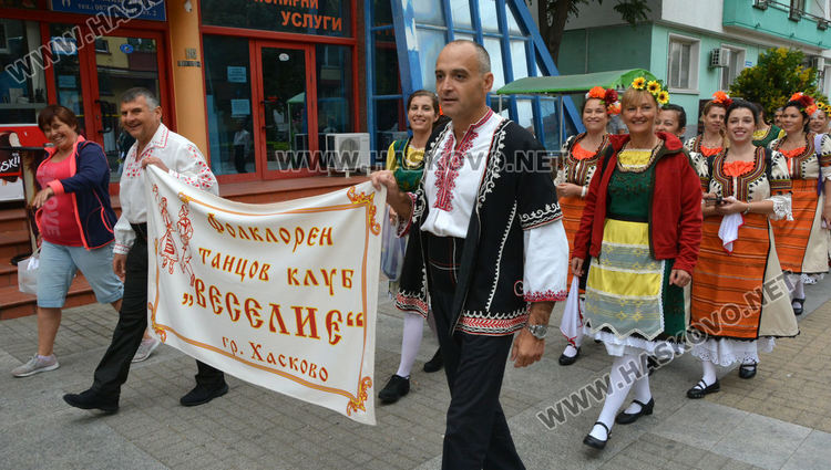 650 танцьори във фестивала "Хайдушка софра" в Хасково (видео)