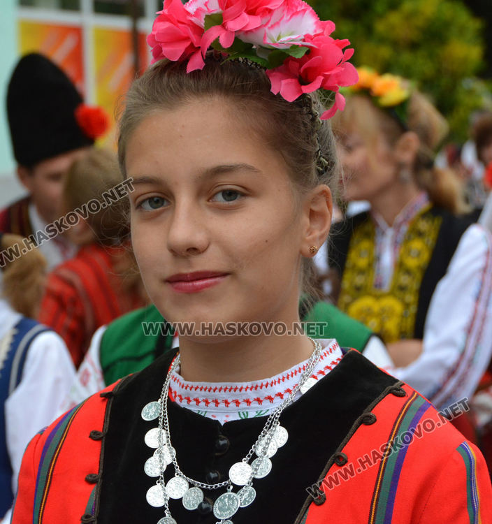 650 танцьори във фестивала "Хайдушка софра" в Хасково (видео)