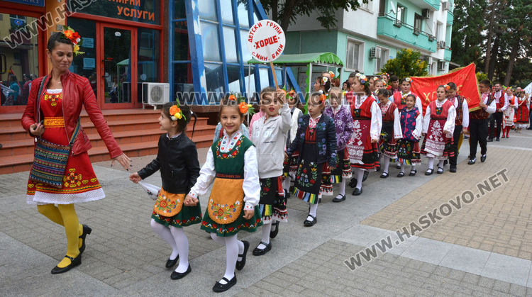 650 танцьори във фестивала "Хайдушка софра" в Хасково (видео)