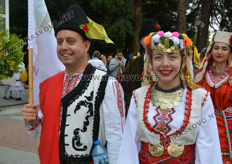 650 танцьори във фестивала "Хайдушка софра" в Хасково (видео)