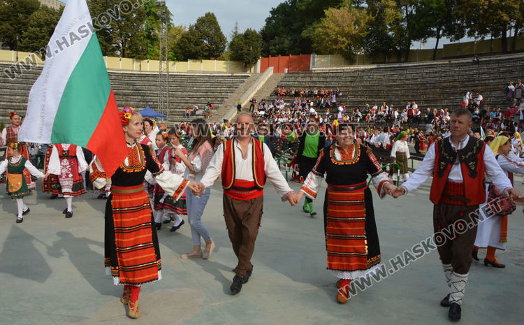 650 танцьори във фестивала "Хайдушка софра" в Хасково (видео)