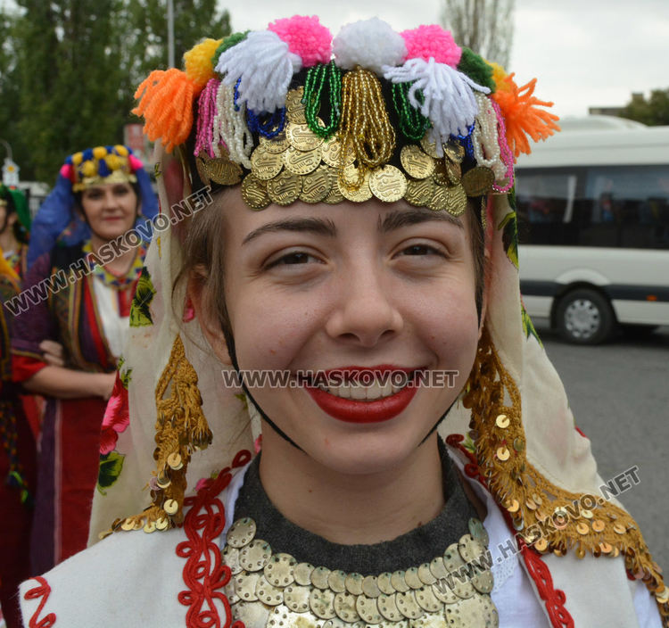 650 танцьори във фестивала "Хайдушка софра" в Хасково (видео)