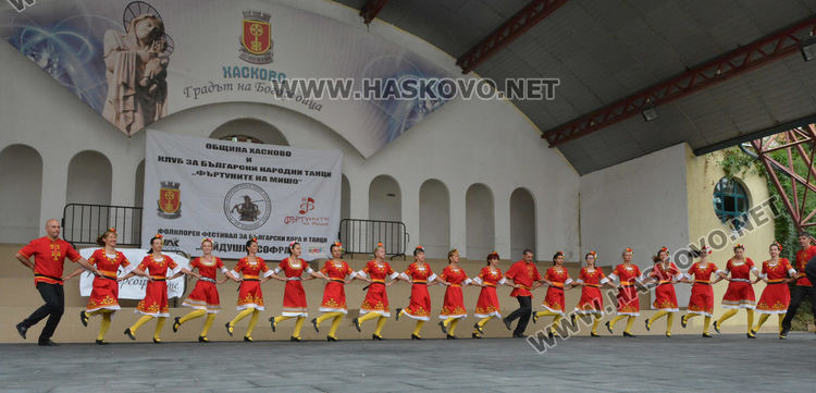 650 танцьори във фестивала "Хайдушка софра" в Хасково (видео)