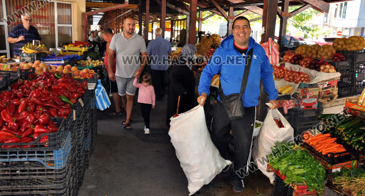 Изобилие от капия, патладжан, домати и грозде на Зеленчуковия пазар 