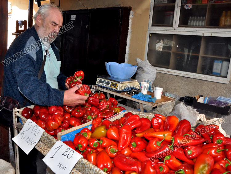 Изобилие от капия, патладжан, домати и грозде на Зеленчуковия пазар