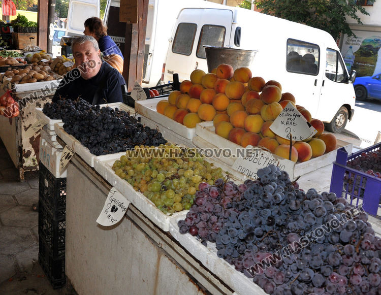 Изобилие от капия, патладжан, домати и грозде на Зеленчуковия пазар 