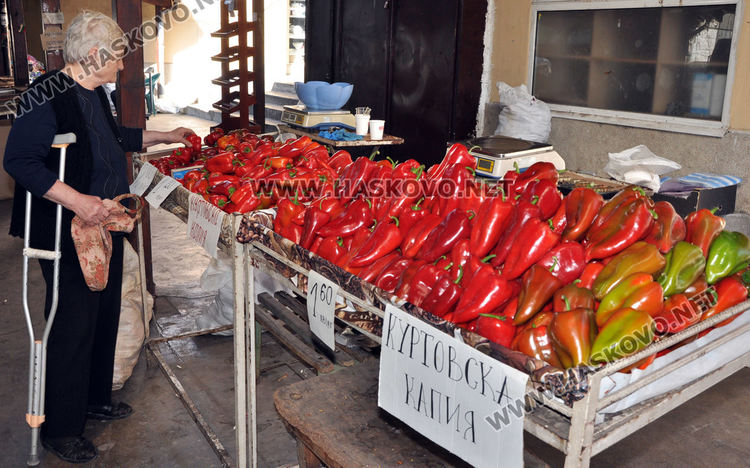 Изобилие от капия, патладжан, домати и грозде на Зеленчуковия пазар 