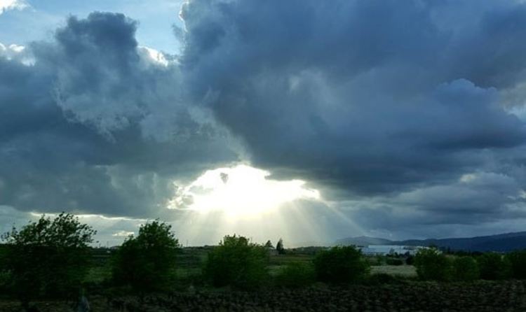 Слънце и облаци в неделя