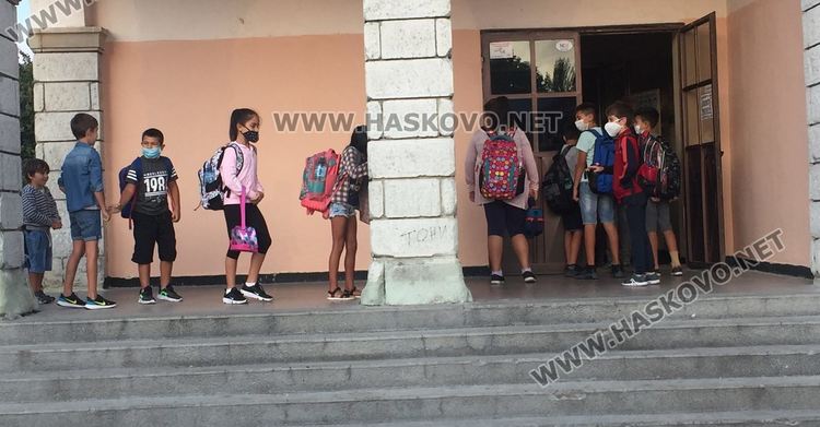 Родители от Хасково се организират за протест срещу маските в училище
