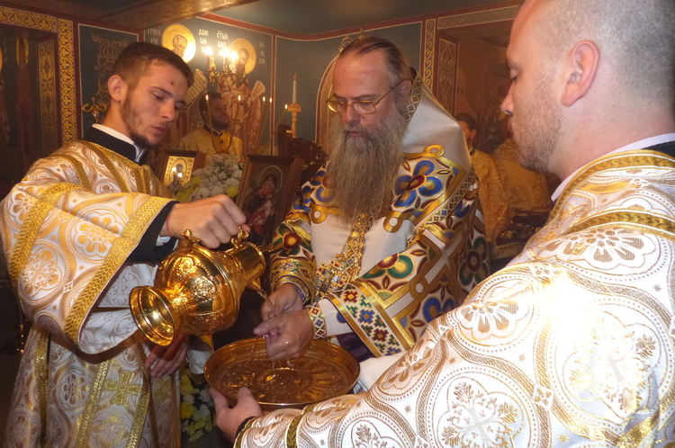 Митрополит Николай освети новия храм в манастира „Св.Пантелеймон“ и подари на игуменката нагръден кръст