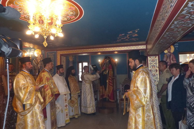 Митрополит Николай освети новия храм в манастира „Св.Пантелеймон“ и подари на игуменката нагръден кръст