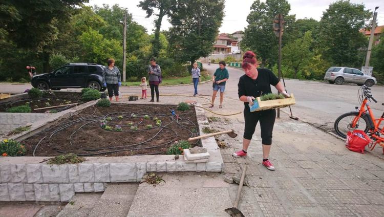 Бряговци  изчистиха центъра на селото си