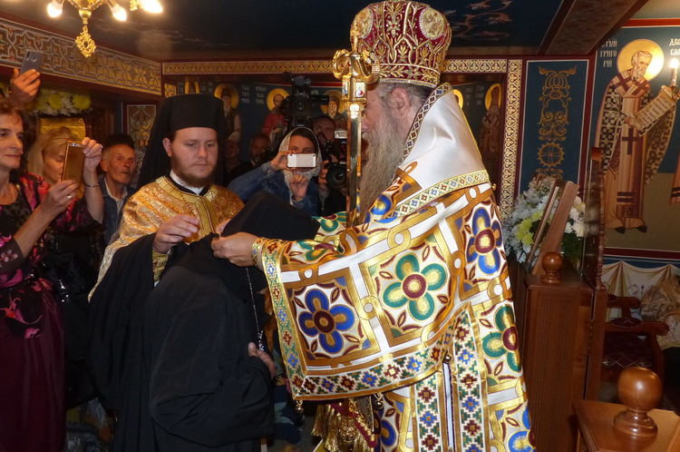 Митрополит Николай освети новия храм в манастира „Св.Пантелеймон“ и подари на игуменката нагръден кръст