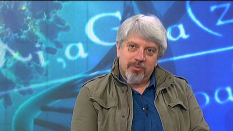 Математикът на щаба: Ако успеем да удържим епидемията през ноември, ще спасим присъствената учебна година