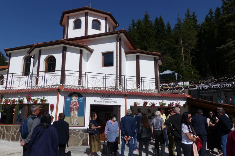 Митрополит Николай освети новия храм в манастира „Св.Пантелеймон“ и подари на игуменката нагръден кръст