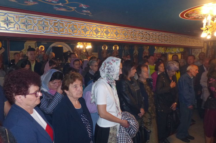 Митрополит Николай освети новия храм в манастира „Св.Пантелеймон“ и подари на игуменката нагръден кръст