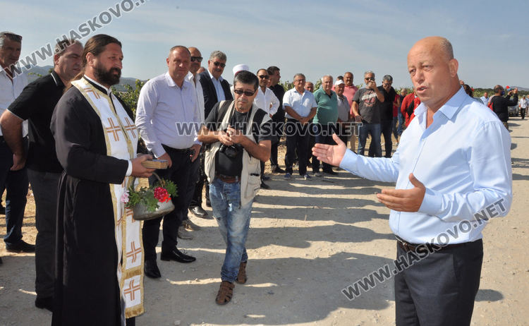 Поп и имам осветиха нов път между Воден и Сусам