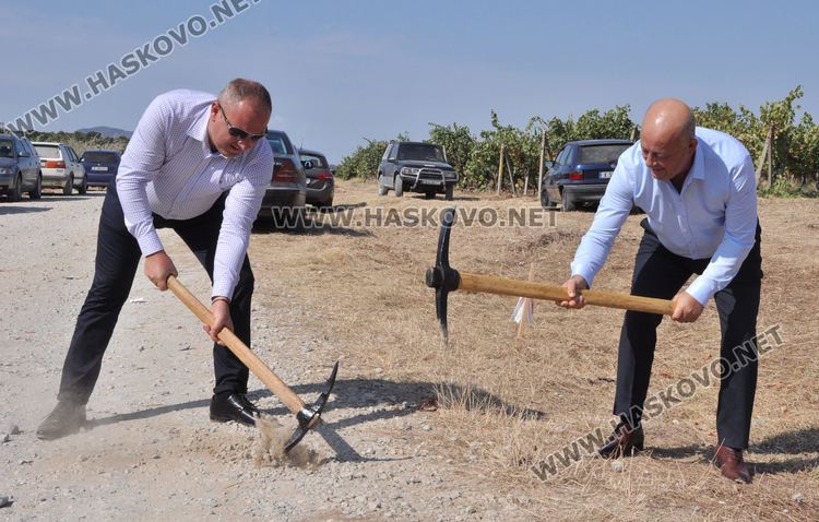 Поп и имам осветиха нов път между Воден и Сусам