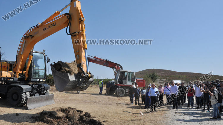 Поп и имам осветиха нов път между Воден и Сусам